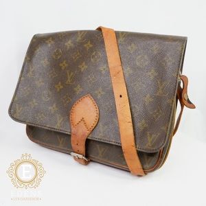 •Auth Louis Vuitton Cartouchiere GM•